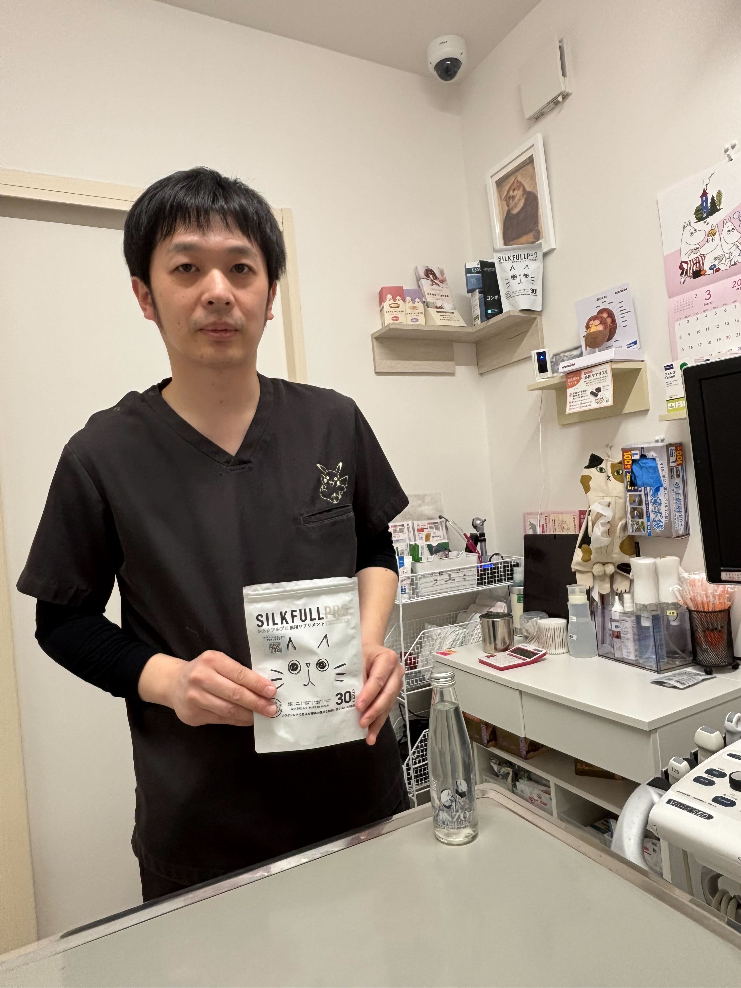 SILKFULL PROを手にする日下智彰先生